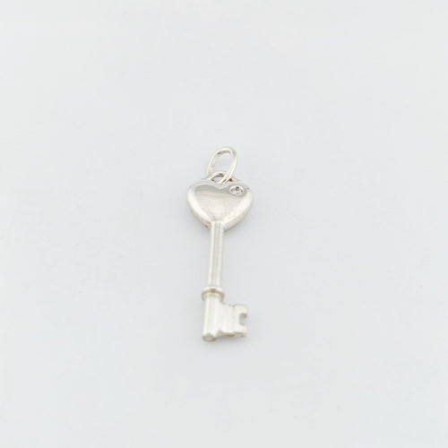 https://18carats.fr/wp-content/uploads/2025/06/32314-33204-Pendentif-Tiffany-Co-Return-to-Tiffany-Cle-Coeur-en-argent-et-diamant-scaled.jpg