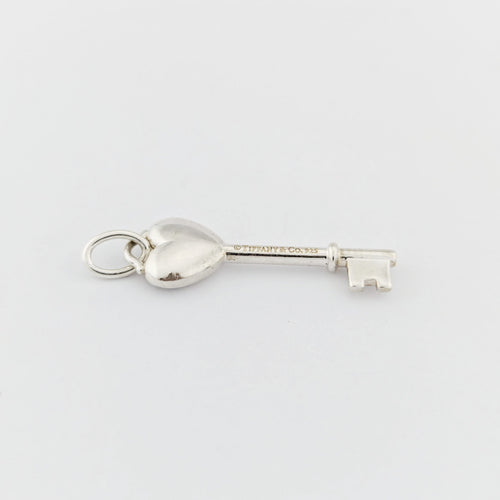 https://18carats.fr/wp-content/uploads/2025/06/32314-33205-Pendentif-Tiffany-Co-Return-to-Tiffany-Cle-Coeur-en-argent-et-diamant-scaled.jpg