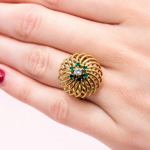 Bague 48 Bague dôme en or jaune 18 carats, diamant et pierres vertes 58 Facettes 32611