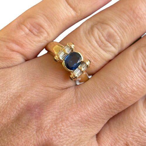 Ring med safirer og diamanter i 18 karat guld 