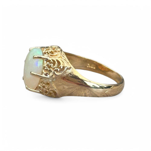 Bague 51 Bague ancienne ajourée sertie d'une opale cabochon en or jaune 58 Facettes 321