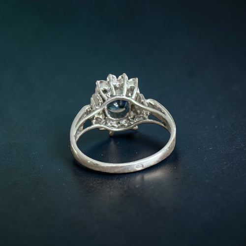 Bague 54 Bague marguerite vintage en or blanc 18 carats, saphir 0,80 ct et diamants 58 Facettes 147