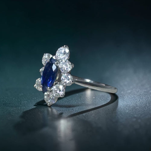 Bague 53 Bague marquise en or blanc 18 carats, saphir 0,80 ct et diamants 1,50 ct 58 Facettes 88