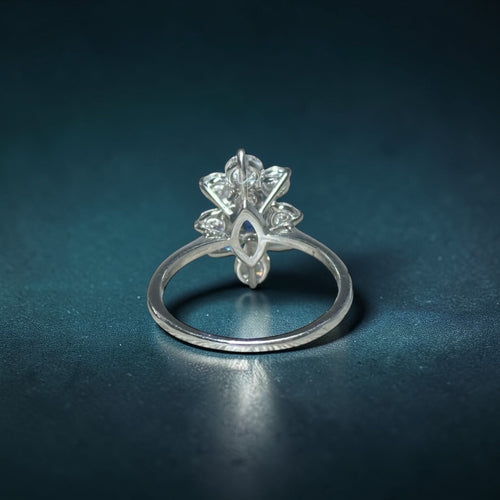 Bague 53 Bague marquise en or blanc 18 carats, saphir 0,80 ct et diamants 1,50 ct 58 Facettes 88