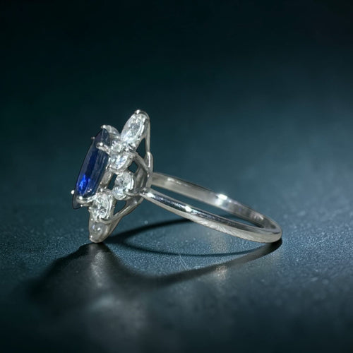 Bague 53 Bague marquise en or blanc 18 carats, saphir 0,80 ct et diamants 1,50 ct 58 Facettes 88