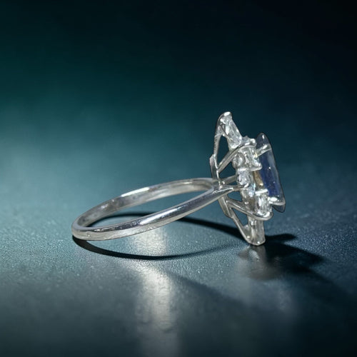 Bague 53 Bague marquise en or blanc 18 carats, saphir 0,80 ct et diamants 1,50 ct 58 Facettes 88