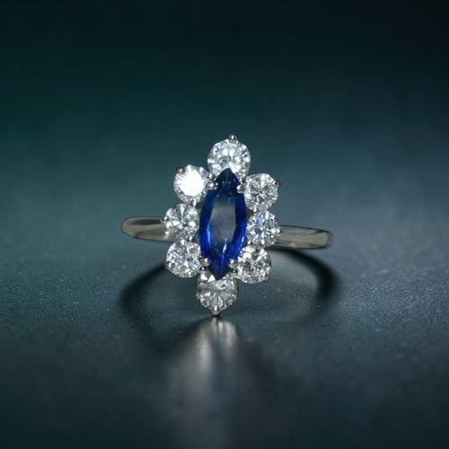 Bague 53 Bague marquise en or blanc 18 carats, saphir 0,80 ct et diamants 1,50 ct 58 Facettes 88