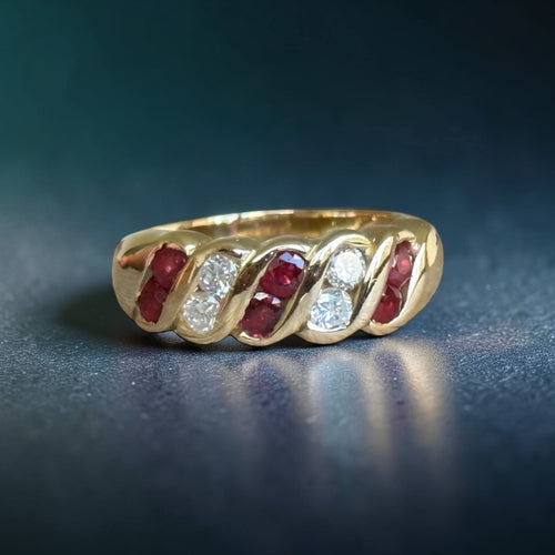 https://desbijouxenor.com/wp-content/uploads/2022/02/bague-jonc-rubis-diamants-or-jaune-18k-face-scaled.jpg