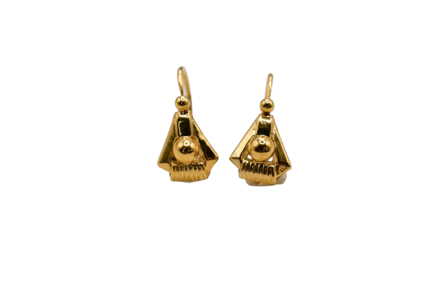 Boucles d'oreilles Dormeuses triangulaires ciselées en or jaune 18 carats 58 Facettes 3786