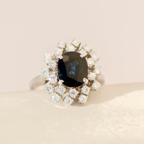 https://cdn.shopify.com/s/files/1/0442/6560/3235/files/eleganter-vintage-ring-mit-blauem-saphir-diamanten-aus-14-karat-weissgoldhoney-jewelry-7147926.jpg?v=1772565461