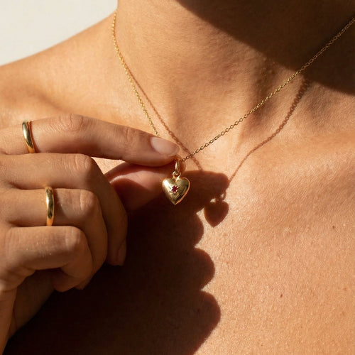 https://cdn.shopify.com/s/files/1/0442/6560/3235/files/kleiner-herzanhanger-aus-18-karat-gelbgold-mit-rubin-zartes-zeichen-der-liebehoney-jewelry-2267280.jpg?v=1772564970