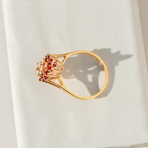 https://cdn.shopify.com/s/files/1/0442/6560/3235/files/funkelnder-cocktailring-mit-rubinen-diamanten-14k-vintage-goldhoney-jewelry-2859656.jpg?v=1772565021