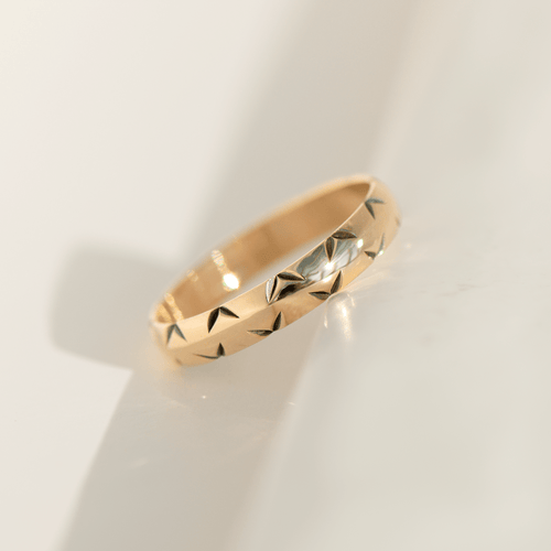 https://cdn.shopify.com/s/files/1/0442/6560/3235/files/vintage-bandring-14k-gelbgold-mit-gravurhoney-jewelry-6095555.png?v=1772565030