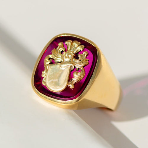 https://cdn.shopify.com/s/files/1/0442/6560/3235/files/vintage-wappenring-aus-18-karat-gelbgold-mit-synthetischem-rubinhoney-jewelry-5154123.jpg?v=1772564968
