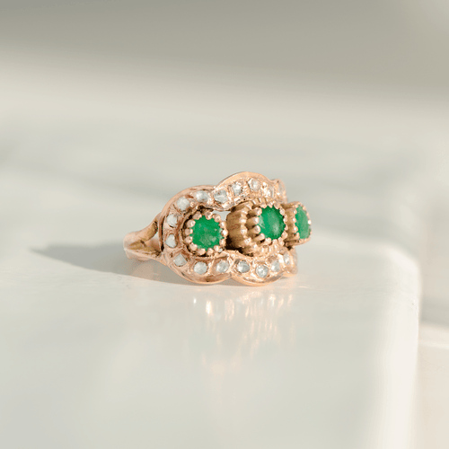 https://cdn.shopify.com/s/files/1/0442/6560/3235/files/antiker-ring-mit-smaragden-rosenschliff-diamanten-14k-rotgold-viktorianisch-um-1880honey-jewelry-6562672.png?v=1772564972