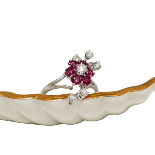 Bague 53 Bague florale en or blanc 18 carats, diamants et rubis 58 Facettes 2786