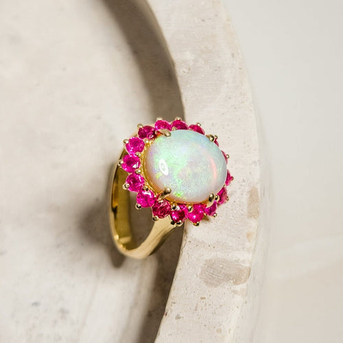 https://cdn.shopify.com/s/files/1/0442/6560/3235/files/einzigartiger-18-karat-goldring-mit-solitar-opal-und-rubinenhoney-jewelry-3410772.jpg?v=1772565200
