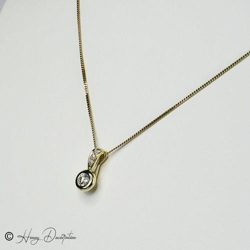 https://cdn.shopify.com/s/files/1/0442/6560/3235/files/750er-goldanhanger-gekront-mit-einem-brillantenhoney-jewelry-6085429.jpg?v=1772565378