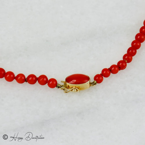 https://cdn.shopify.com/s/files/1/0442/6560/3235/files/korallenkette-mit-luxurioser-18-karat-goldschliessehoney-jewelry-2921888.jpg?v=1772565395