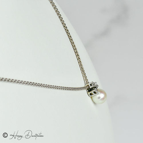 https://cdn.shopify.com/s/files/1/0442/6560/3235/files/elegante-18-karat-weissgoldkette-mit-perlenanhangerhoney-jewelry-4374100.jpg?v=1772565205