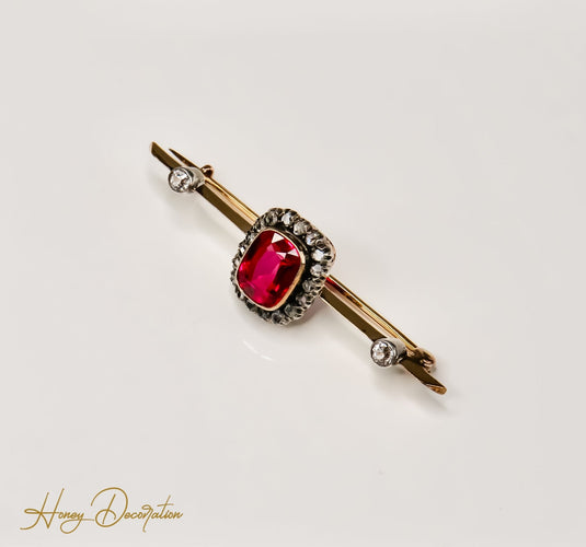 Broche Broche ancienne - 18 carats or jaune avec rubis, saphirs et diamants 58 Facettes 2656