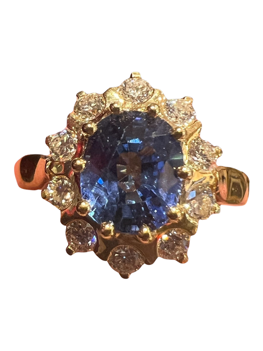 Yellow gold ring with Ceylon sapphire and diamond pavement