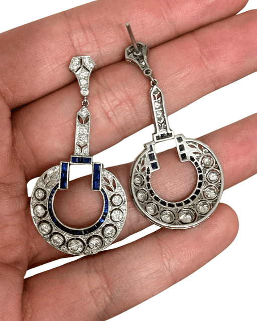 Boucles d'oreilles Boucles d'oreilles de style Art Déco en platine avec diamants et saphirs. 58 Facettes
