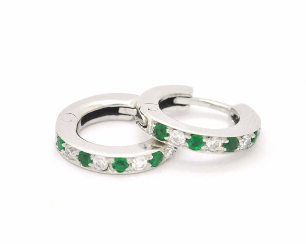 Boucles d'oreilles Boucles d’oreilles créoles en or blanc 18 kt avec diamants et émeraudes 58 Facettes 8296