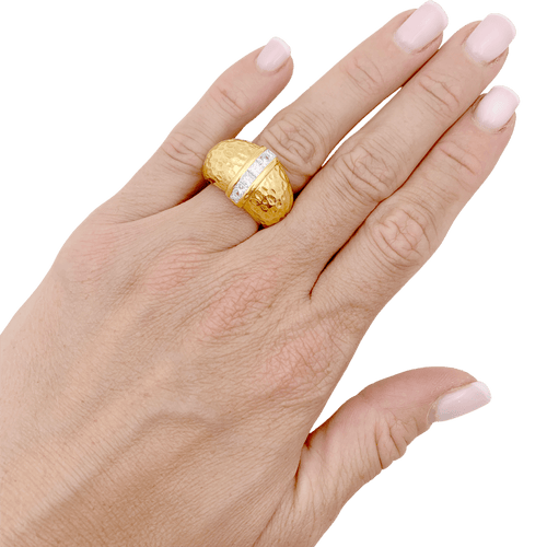 Bague 52 Bague bombée en or jaune 750 texturé et diamants princesse 58 Facettes 34692