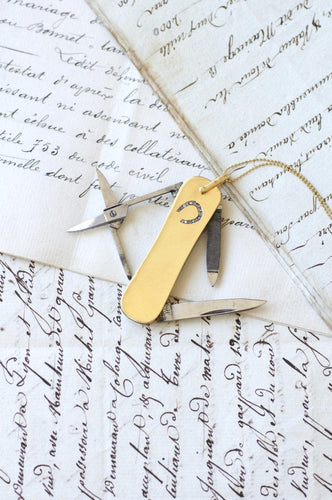 J.A. Henckels vedhæng - Schweizisk knivvedhæng i gult guld og diamanter med hestesko 58 Facettes