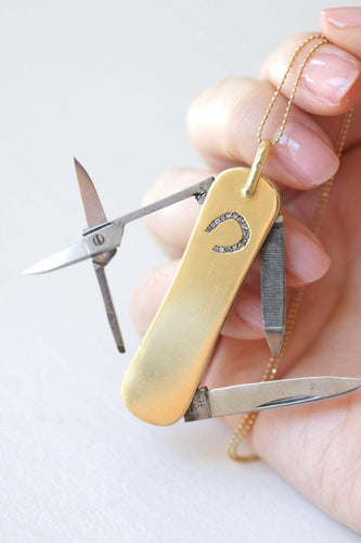 J.A. Henckels vedhæng - Schweizisk knivvedhæng i gult guld og diamanter med hestesko 58 Facettes