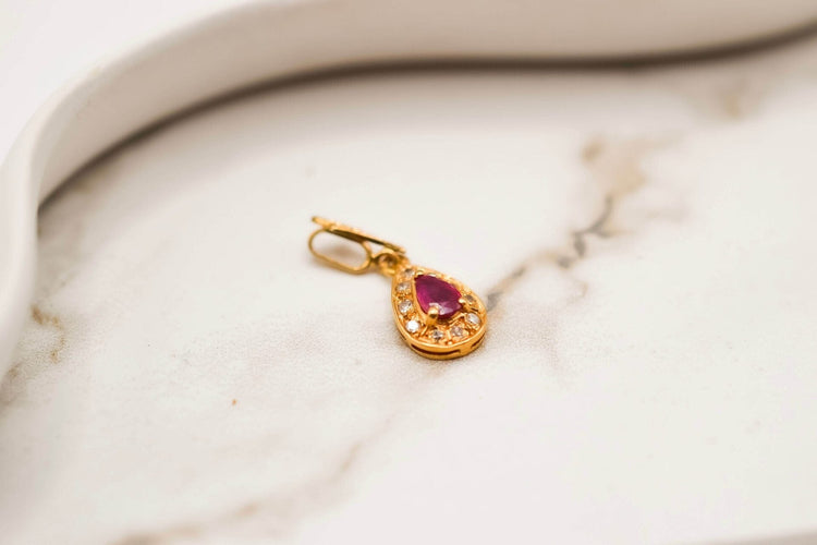 Pendant Fleur-de-Lys pendant in 18k yellow gold, rubies and diamonds 58 Facettes 3842