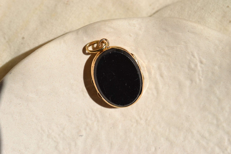 https://www.noircarat.fr/wp-content/uploads/2025/06/pendentif-ouvrant-onyx-vintage.jpg