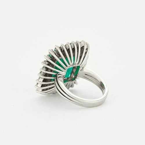 Bague 53 Bague marguerite en or blanc 18k et émeraude 13ct 58 Facettes 1972