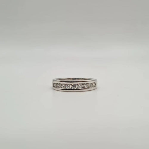 Bague 53 Demi-alliance or blanc 18 carats sertie de diamants 58 Facettes
