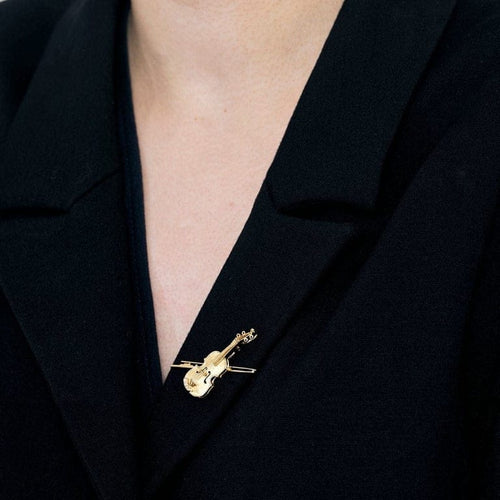 Broche Broche motif violon guilloché en or jaune 18k et trois diamants 58 Facettes PL09