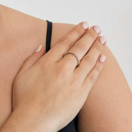 Bague 61 Piaget - Alliance en platine 950 ornée d’un diamant 58 Facettes B3