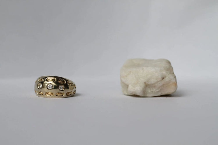 Bague 52.5 Bague bombée polie miroir en or jaune 18k et 3 diamants 58 Facettes