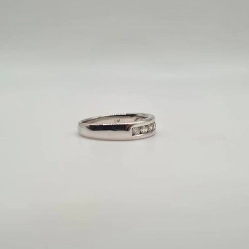 Bague 53 Demi-alliance or blanc 18 carats sertie de diamants 58 Facettes