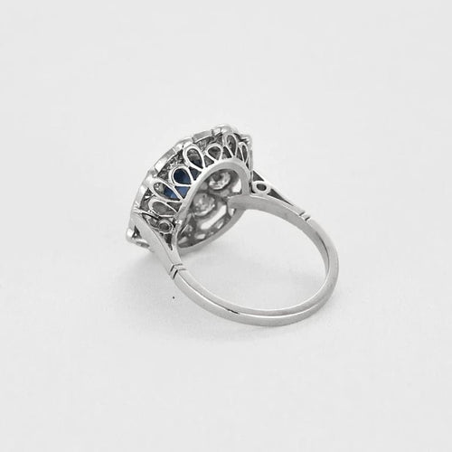 Bague 56 Bague Marguerite en platine et saphir ovale, entourage de diamants 58 Facettes LJ 24- 178