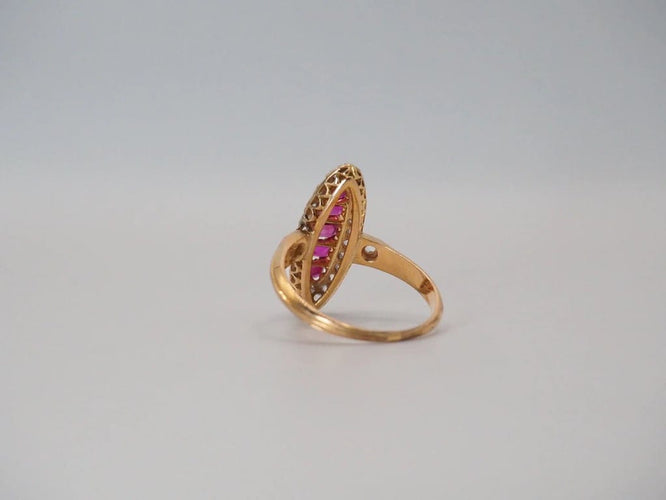 Bague 52 Bague Marquise or jaune, diamants, rubis 58 Facettes 4574