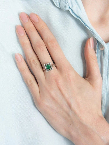 Bague 56 Bague or blanc, diamants et émeraude 58 Facettes