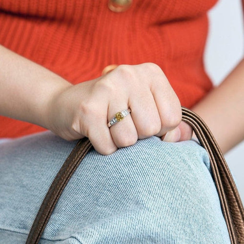 Bague 54,5 Bague diamant jaune taille carré en or jaune et blanc et diamants 58 Facettes LJ26