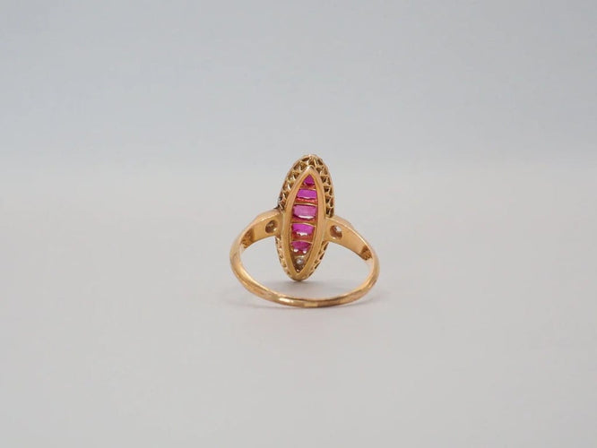 Bague 52 Bague Marquise or jaune, diamants, rubis 58 Facettes 4574