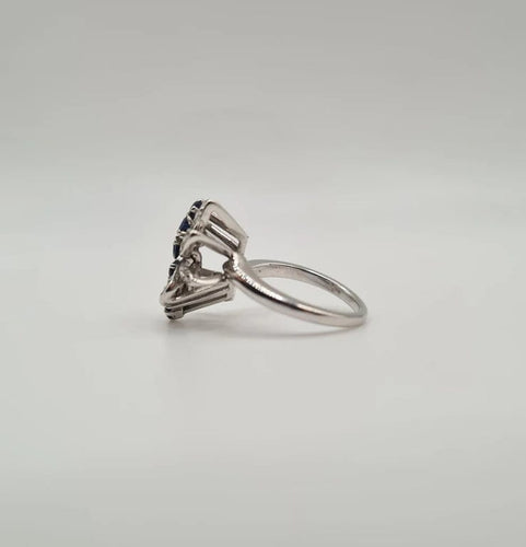 Bague 53 Bague or blanc, saphir, diamants baguettes et diamants ovales 58 Facettes