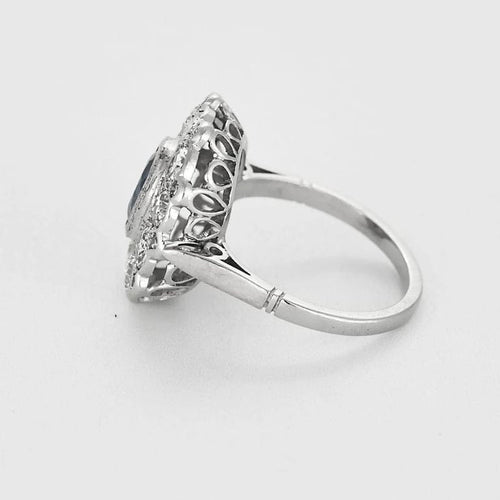 Bague 56 Bague Marguerite en platine et saphir ovale, entourage de diamants 58 Facettes LJ 24- 178