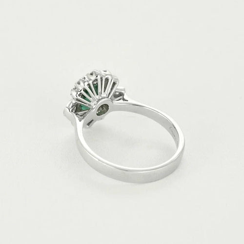 Bague 54 Bague marguerite en or gris 18k et diamants, émeraude ovale 58 Facettes BA519