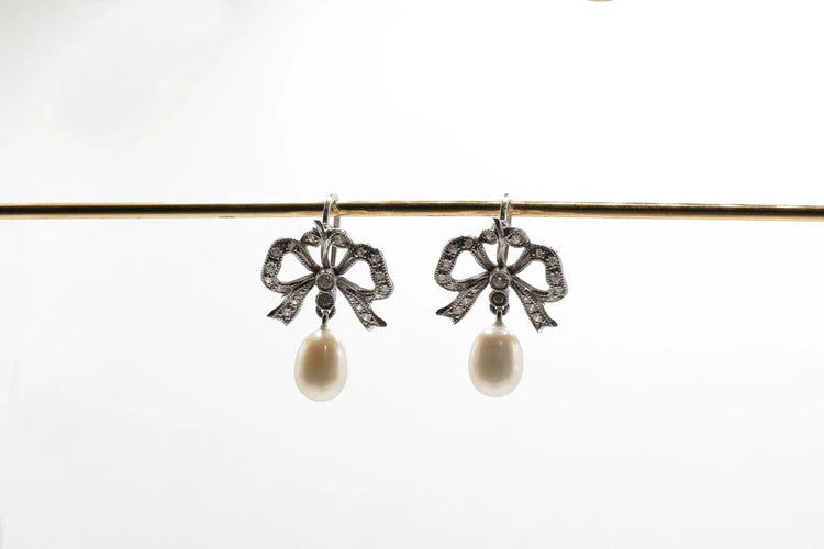 Boucles d'oreilles Boucles d'oreilles or blanc Noeuds perles et diamants 58 Facettes 5864