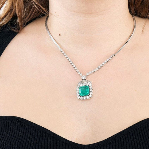 Collier Collier pendentif en or gris 18k, émeraude et diamants 58 Facettes LJ15