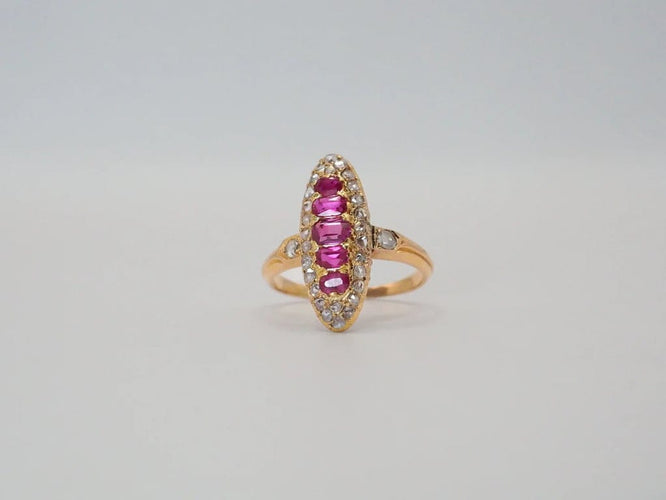 Bague 52 Bague Marquise or jaune, diamants, rubis 58 Facettes 4574